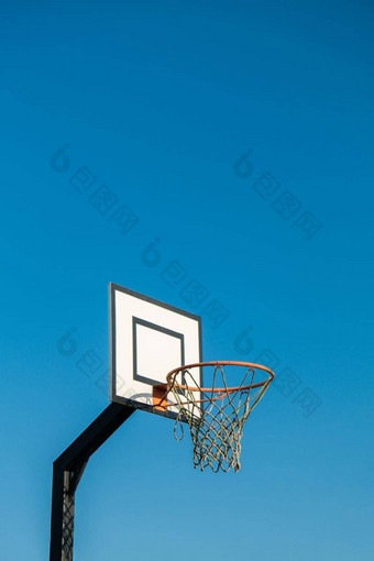 街篮球希望背景充满活力的天空有<strong>创意</strong>的<strong>简约</strong>照片街篮球循环篮子在户外摘要体育运动宽空白空背景纹理复制空间体育休闲活动