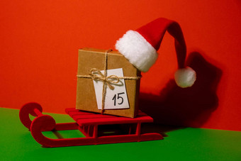 红色的雪橇生态纸盒子礼物现在<strong>简约</strong>概念等角风格红色的绿色颜色复制空间文本冬天圣诞节明信片问候卡