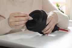 女摄影师清洁数码单反相机鱼眼相机镜头超细纤维布湿巾灰尘相机镜头