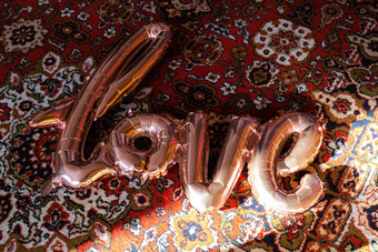爱文本粉红色的箔气球真实的爱词粉红色的充气气球铺设地毯快乐情人节一天母亲的一天生日概念简约有创意的