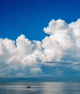 船航行海洋大云天空