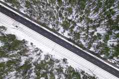 空中视图路冬天时间路包围森林树农村冬天区域前视图景观拍摄无人机雪覆盖路冬天森林