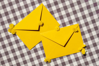 美丽的黄色的洋甘菊雏菊花邮政黄色的信封空纸请注意复制空间文本春天时间问候卡假期花交付
