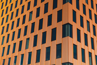 现代<strong>办公室</strong>建筑外玻璃外观清晰的天空背景透明的玻璃墙<strong>办公室</strong>建筑橙色装饰元素外观现代欧洲建筑商业<strong>办公室</strong>建筑摘要