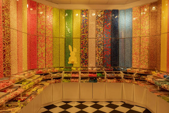 色彩斑斓的糖果罐子大选择糖果糖果商店耐嚼的果酱小焦糖各种各样的橡皮糖糖果