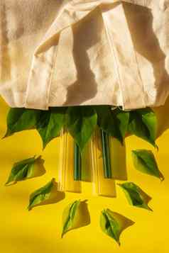 可重用的玻璃吸管色彩斑斓的背景绿色树叶生态袋环保喝稻草集可重用的舒适的圆形的提示喝稻草浪费塑料免费的概念野餐概念