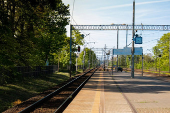 铁路站向前铁路火车空铁路跟踪机车运输系统自然背景旅行