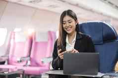 旅游技术概念业务女人智能手机移动PC