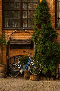 自行车停装饰古老的体系结构小镇格但斯克波兰美丽的色彩斑斓的房子历史部分市中心旅行目的地