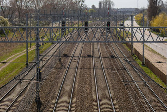铁路站重建现代铁路基础设施向前铁路火车空铁路跟踪运输