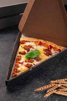 盒子片巨大的切达干酪牛肉披萨