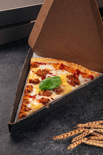 盒子片巨大的切达干酪牛肉披萨