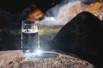 自然喝水玻璃玻璃背景自然河阳光反映了玻璃显示清晰的清晰的水