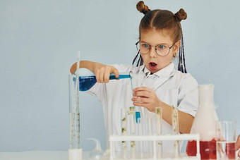 女孩外套玩科学家实验室设备