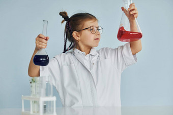 女孩外套玩科学家<strong>实验室设备</strong>