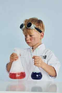 男孩外套玩科学家实验室设备
