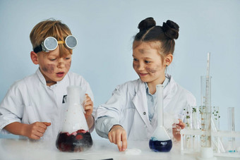 男孩作品液体测试管孩子们白色外套戏剧科学家们实验室设备