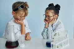 女孩男孩工作孩子们白色外套戏剧科学家们实验室设备