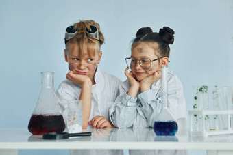 女孩男孩工作孩子们白色外套戏剧科学家们<strong>实验室设备</strong>