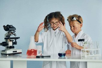 女孩男孩白色外套戏剧科学家们实验室设备