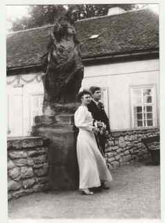 古董照片显示新婚夫妇构成前面历史雕像复古的黑色的白色摄影约