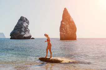 女人夏天旅行海快乐旅游享受采取图片在户外记忆女人旅行者摆姿势海滩海包围火山山分享旅行冒险旅程