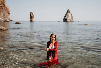 女人旅行海快乐旅游红色的衣服享受采取图片在户外记忆女人旅行者摆姿势海海滩包围火山山分享旅行冒险旅程