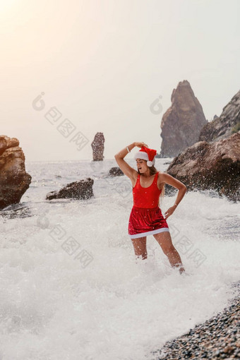 女人夏天旅行海快乐旅游红色的比基尼圣诞老人他享受采取图片在户外记忆女人旅行者摆姿势海滩包围火山山分享旅行快乐