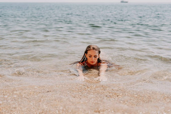 女人夏天旅行海快乐旅游享受采取图片在户外记忆女人旅行者摆姿势海滩海包围火山山分享旅行冒险旅程