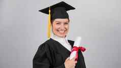 微笑女人毕业礼服持有文凭白色背景