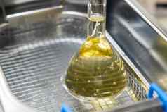 黄色的解决方案瓶溶解提取超声波浴尿素分析临床毒理学法医分析