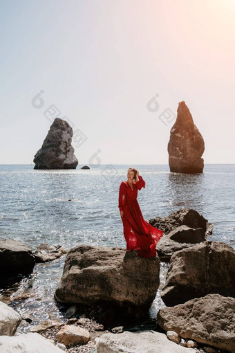 女人夏天旅行海快乐旅游长红色的衣服享受采取图片在户外记忆女人旅行者摆姿势海滩海包围火山山分享旅行冒险