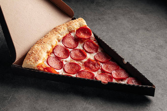 盒子片巨大的意大利辣香肠披萨