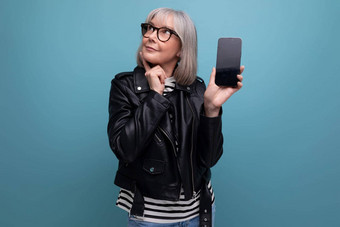 中间年龄业务聪明的现代现代女人灰色的头发演示了智能手机模型明亮的背景复制空间