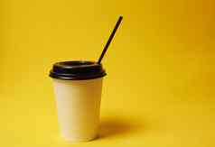 白色外卖咖啡杯黄色的背景