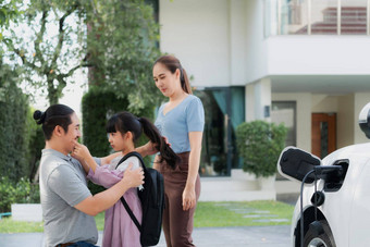 进步年轻的父母女儿生活<strong>首页</strong>电车