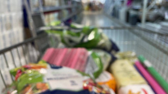 电车超市视图购物车焦点认不出来人选择产品超市架子上购买食物生活必需品未来