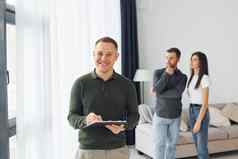 推销员帮助年轻的夫妇选择公寓概念业务租金