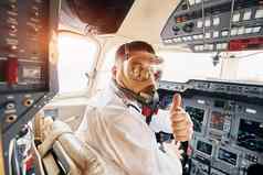氧气面具飞行员正式的穿坐在驾驶舱控制飞机