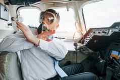氧气面具飞行员工作乘客飞机准备起飞