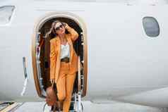 概念旅游乘客女人黄色的衣服太阳镜
