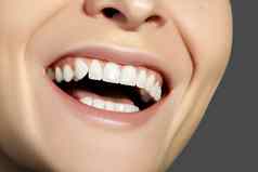 牙科美美丽的宏白色牙齿美白牙