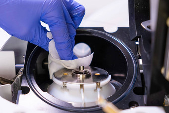 清洁离子源质量谱仪实验室工人橡胶手套液体色谱法每天例程