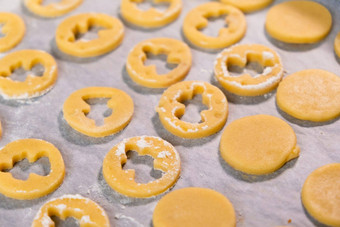 糖饼干形状天使烘焙纸准备好了烘焙情人节一天首页使饼干