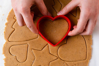 关闭女人使饼干形状心塑料烘焙形式情人节一天