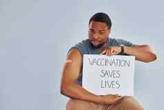 疫苗接种节省了生活横幅年轻的非洲美国男人。疫苗注射