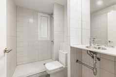 舒适的清洁浴室白色平铺的淋浴水槽厕所。。。翻新公寓小家庭概念简约简洁的设计