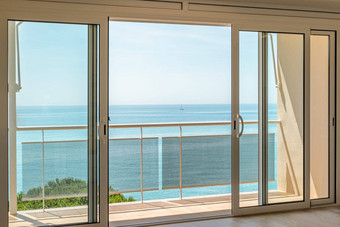 华丽的视图酒店房间全景窗口海阳光明媚的温暖的夏天一天蓝色的天空奢侈品度假胜地Copyspace