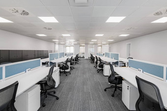 宽敞的空办公室灰色颜色舒适的办公室家具设备区域员工方向概念现代企业空间城市业务中心