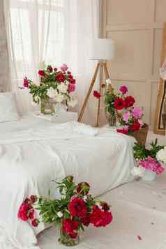大白色床上明亮的房间装饰花瓶明亮的牡丹卧室室内装饰春天粉红色的花